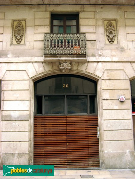 Portal del edificio nº 30 de la calle Ferran